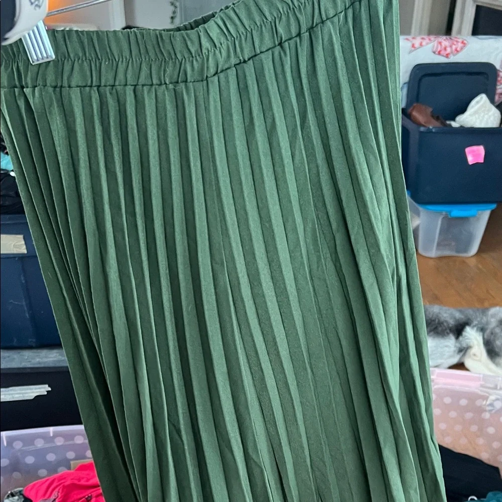 Elegant Green Pleated Skirt - Picture 4 of 4